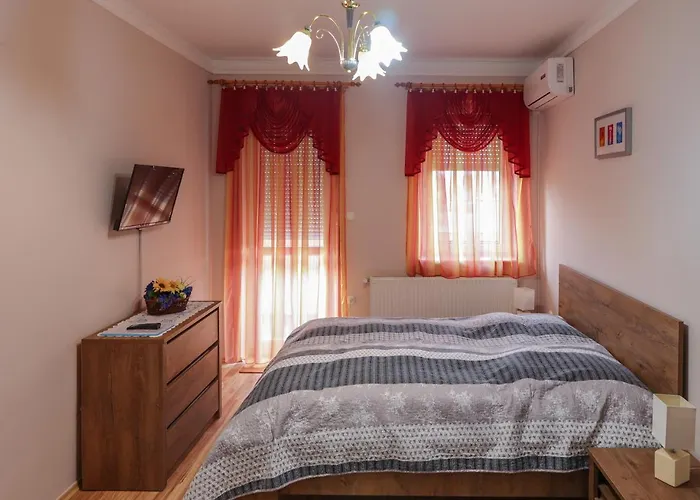 Huerkecz Apartmanhaz * ヘーヴィーズ